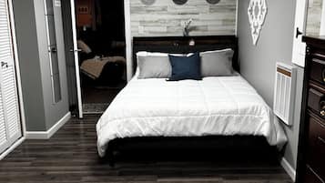 2 bedrooms, desk, iron/ironing board, travel crib