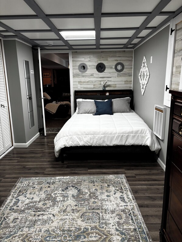 2 室のベッドルーム、デスク、アイロン / アイロン台、旅行用ベビーベッド