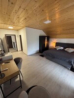Deluxe Double room with King size bed, Garden View (1) | Cofres nos quartos, cortinas blackout, quartos à prova de som