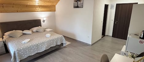 Värdeförvaringsskåp på rummet, mörkläggningsgardiner och ljudisolering