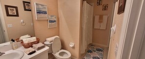 Doccia, asciugacapelli, asciugamani, sapone
