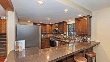 House, Multiple Beds, Patio, Mountain View (Tres Patos) | Private kitchen | Fridge, microwave, oven, stovetop