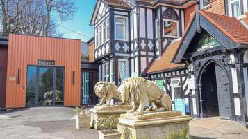 A building with a reception area, a lion statue, and a sign indicating a holiday booking office.