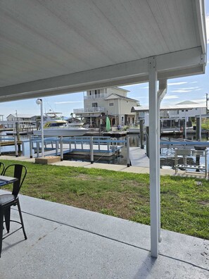 Outdoor dining - Charming 3-bedroom house in Hudson fl waterfront  with WiFi and AC (Hudson)