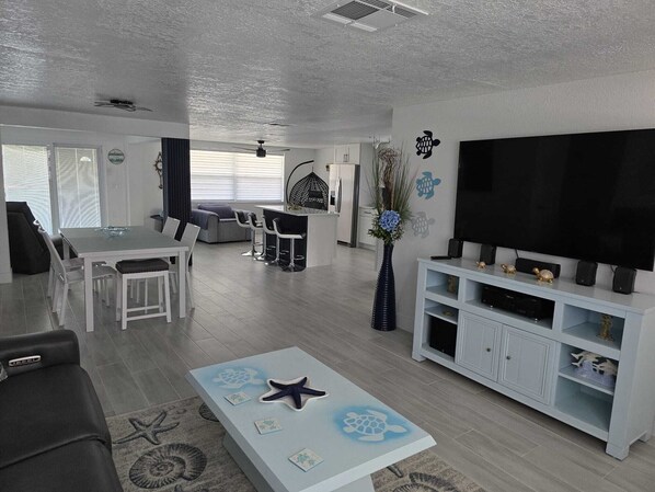 TV connectée, livres, chaîne hi-fi