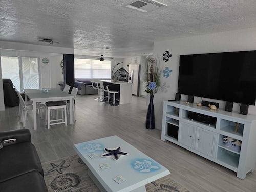 Charming 3-bedroom house in Hudson fl waterfront  with WiFi and AC