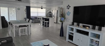 Charming 3-bedroom house in Hudson fl waterfront with WiFi and AC