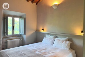2 bedrooms, desk, bed sheets - Residential church in a villa with pool and panoramic views in Tuscany (Toscana)