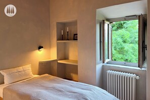2 Schlafzimmer, Schreibtisch, Bettwäsche