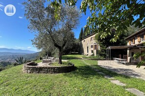 Outdoor dining - Residential church in a villa with pool and panoramic views in Tuscany (Toscana)