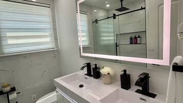 Ducha, secador de pelo, toallas, jabón