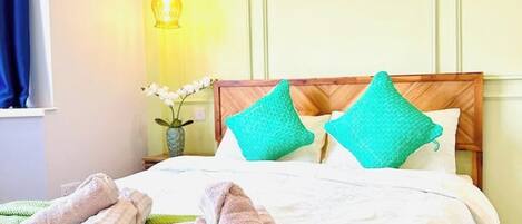 Tabla de planchar con plancha, wifi gratis, ropa de cama