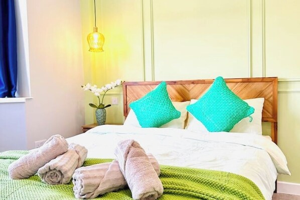 Tabla de planchar con plancha, wifi gratis y ropa de cama