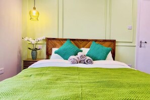 Tabla de planchar con plancha, wifi gratis y ropa de cama