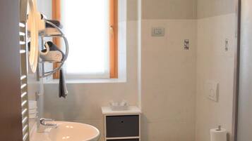 Dusche, Haartrockner, Handtücher