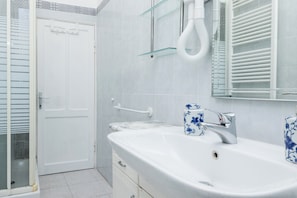 Regadera, amenidades de baño gratuitas, secadora de cabello, bidet