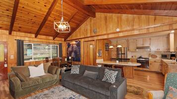 Huisje, meerdere bedden, hot tub, uitzicht op bergen (The Lazy Bear Cabin) | Woonruimte | Een 42-inch flatscreentelevisie met digitale zenders en een open haard
