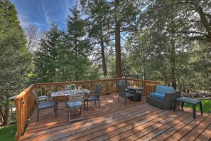 Outdoor dining - The Lazy Bear Cabin - For 6! (Crestline)