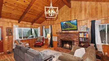 Hytte, flere senger, spabadekar, fjellutsikt (The Lazy Bear Cabin) | Oppholdsområde | En 42-tommers Flatskjerm-TV med digitale kanaler samt peis