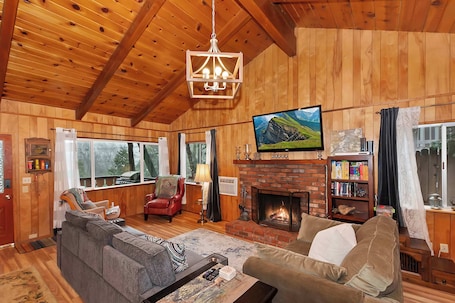 The Lazy Bear Cabin - For 6!
