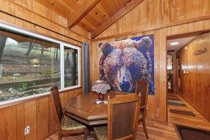 Huisje, Meerdere bedden, bubbelbad, uitzicht op bergen (The Lazy Bear Cabin) | Dineren