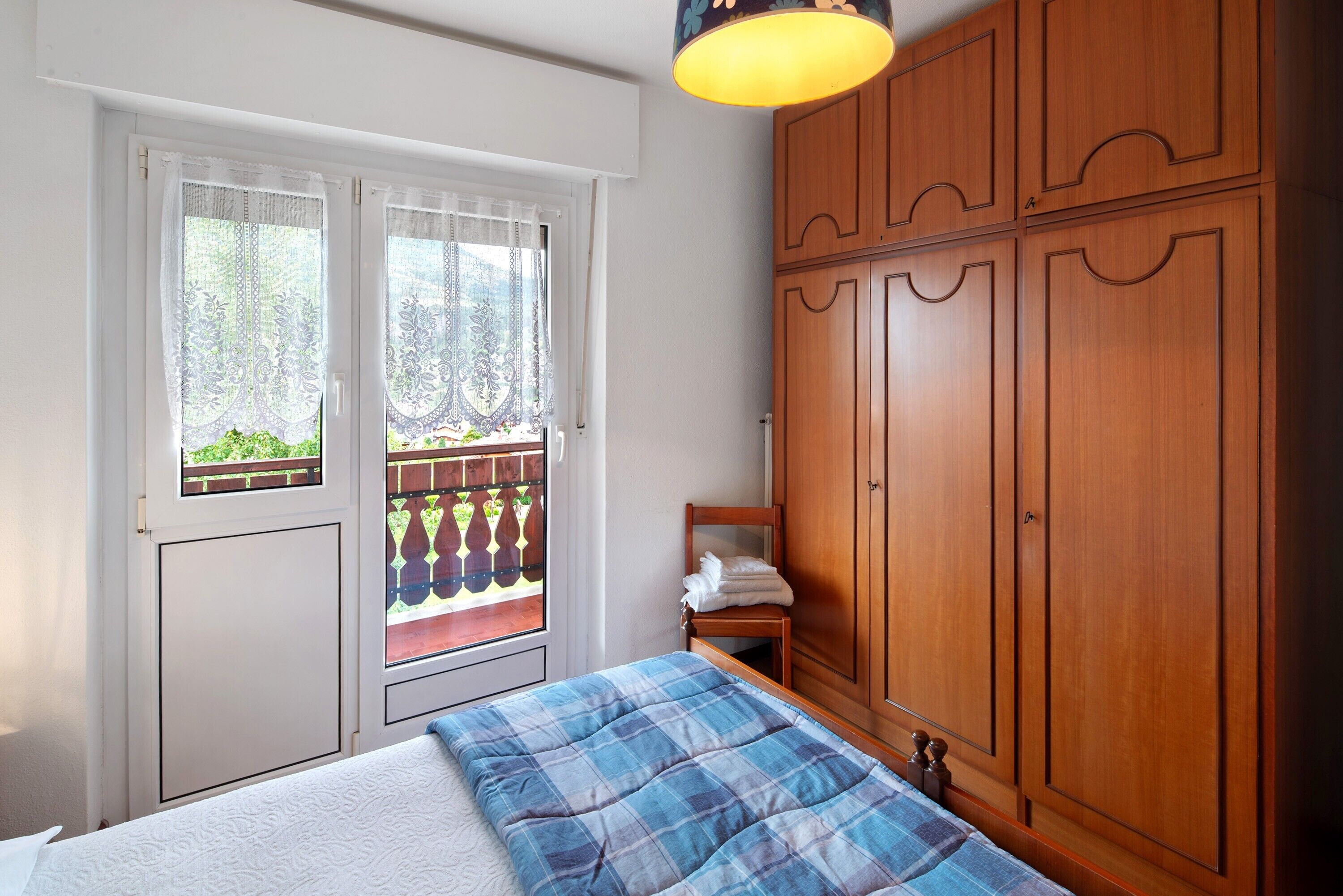 Tabla de planchar con plancha, wifi, ropa de cama