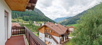 Appartement 'Casa Al Sole' avec vue sur la montagne, terrasse privée et Wi-Fi