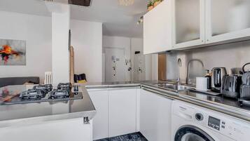 Fridge, oven, stovetop, cookware/dishes/utensils