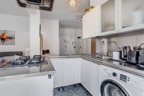 Kühlschrank, Ofen, Herdplatte, Kochgeschirr/Geschirr/Besteck