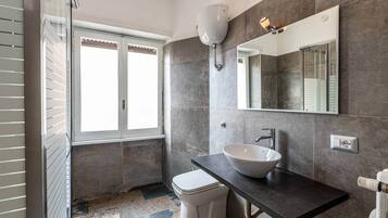 Dusche, Haartrockner, Bidet