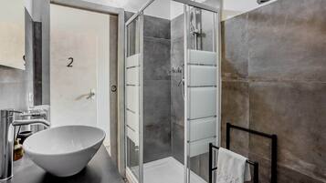 Dusche, Haartrockner, Bidet
