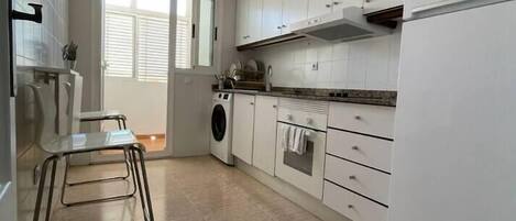 Kühlschrank, Mikrowelle, Ofen, Kochgeschirr/Geschirr/Besteck