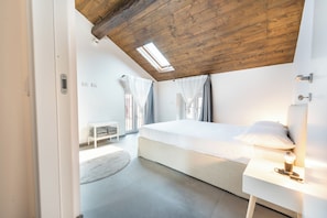 2 bedrooms, iron/ironing board, WiFi