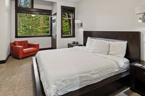 3 slaapkamers, een bureau, een strijkplank/strijkijzer, reisbedje