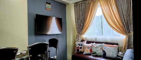 Condo, 1 Bedroom, Accessible | Living room