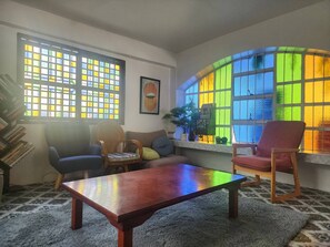Villa, 3 Schlafzimmer, Raucher, eigener Pool | Wohnzimmer | Flachbildfernseher, Bücher