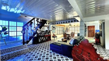 Vila, 3 quartos, para fumantes, piscina particular | Sala de estar | TV de tela plana, livros