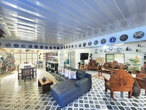Villa, 3 habitaciones, fumadores, piscina privada | Zona de estar | Una televisión de pantalla plana, libros