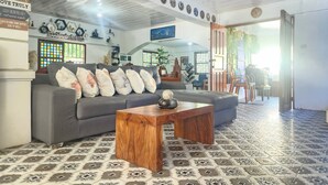 Villa, 3 Schlafzimmer, Raucher, eigener Pool | Wohnbereich | Flachbildfernseher, Bücher