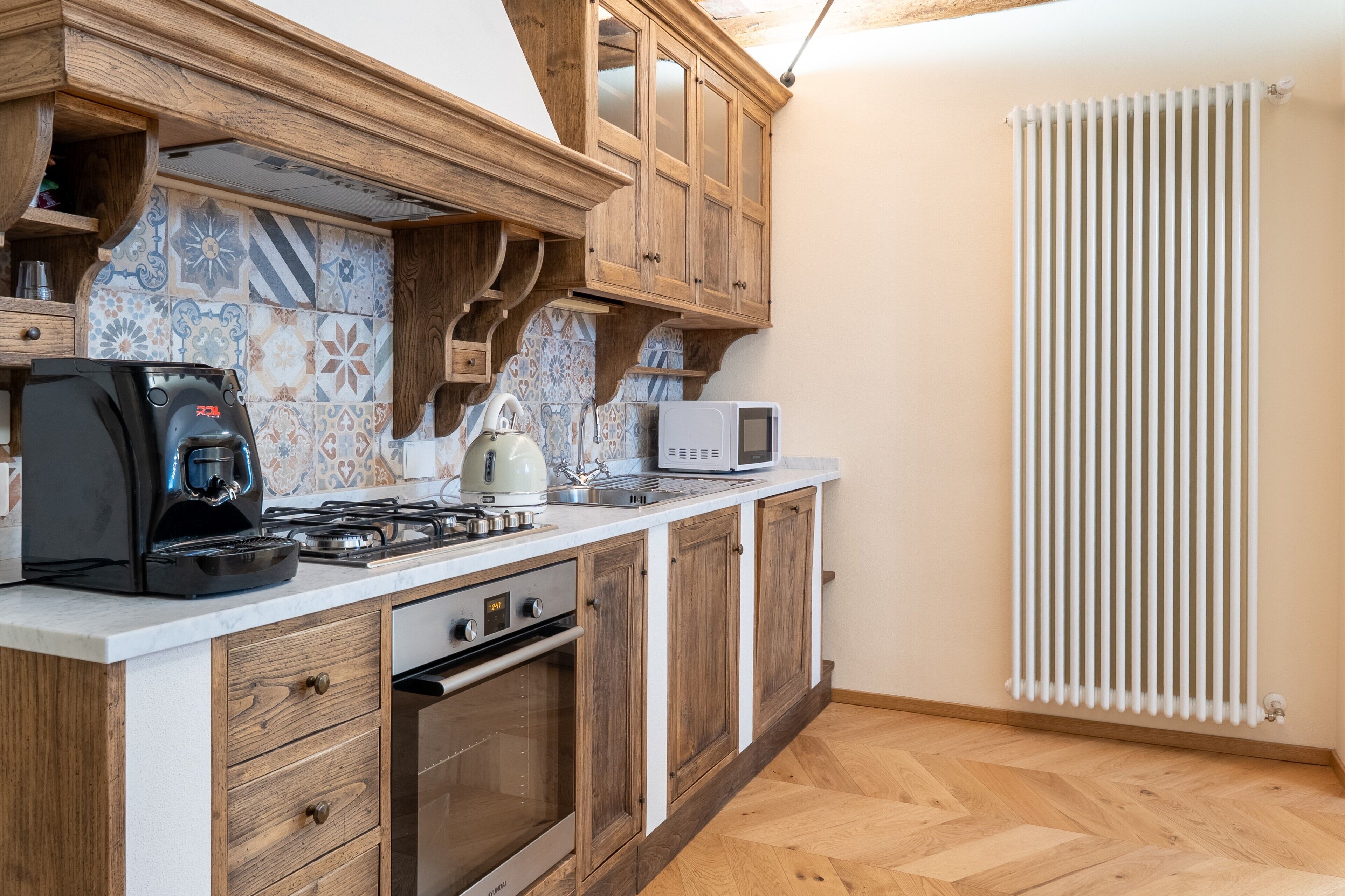 Kühlschrank, Mikrowelle, Wasserkocher mit Kaffee-/Teezubehör