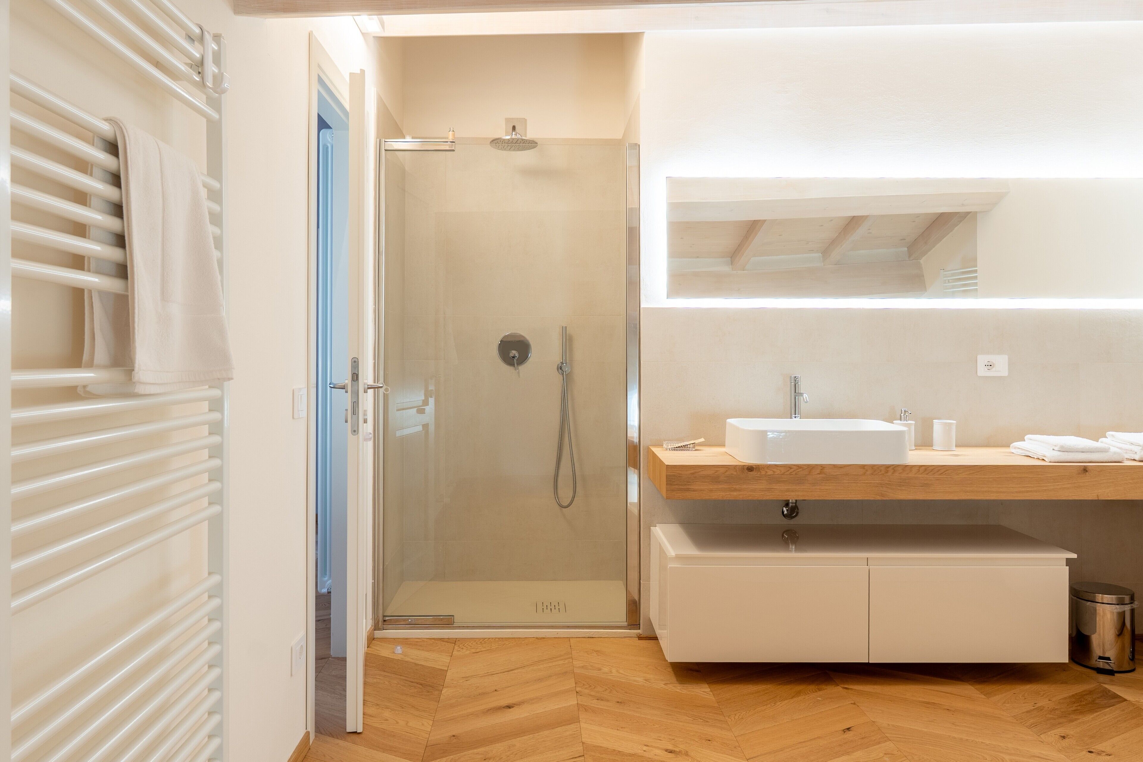 Douche, sèche-cheveux, serviettes fournies