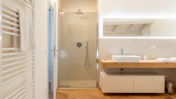 Dusche, Haartrockner, Handtücher