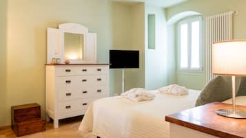 1 habitación, tabla de planchar con plancha, wifi y ropa de cama