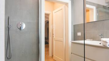 Dusj, hårføner og håndklær