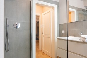 Shower, hair dryer, towels - Room 'Rendola' with Wi-Fi (Montevarchi)