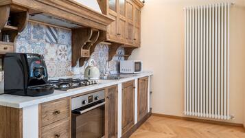 Refrigerador, microondas, cafetera y tetera y tetera eléctrica