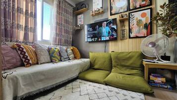Condo, 1 Bedroom, Accessible, Mountain View | Living room | Books