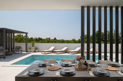 New! Luxury Villa Cvita-design award winner 2025 Beheizter Salzwasserpool, Grill, ideal für Familien & Haustiere