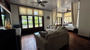 4 habitaciones, tabla de planchar con plancha, wifi y ropa de cama 