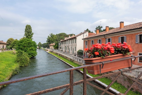 Suite apartment on Naviglio Castel view